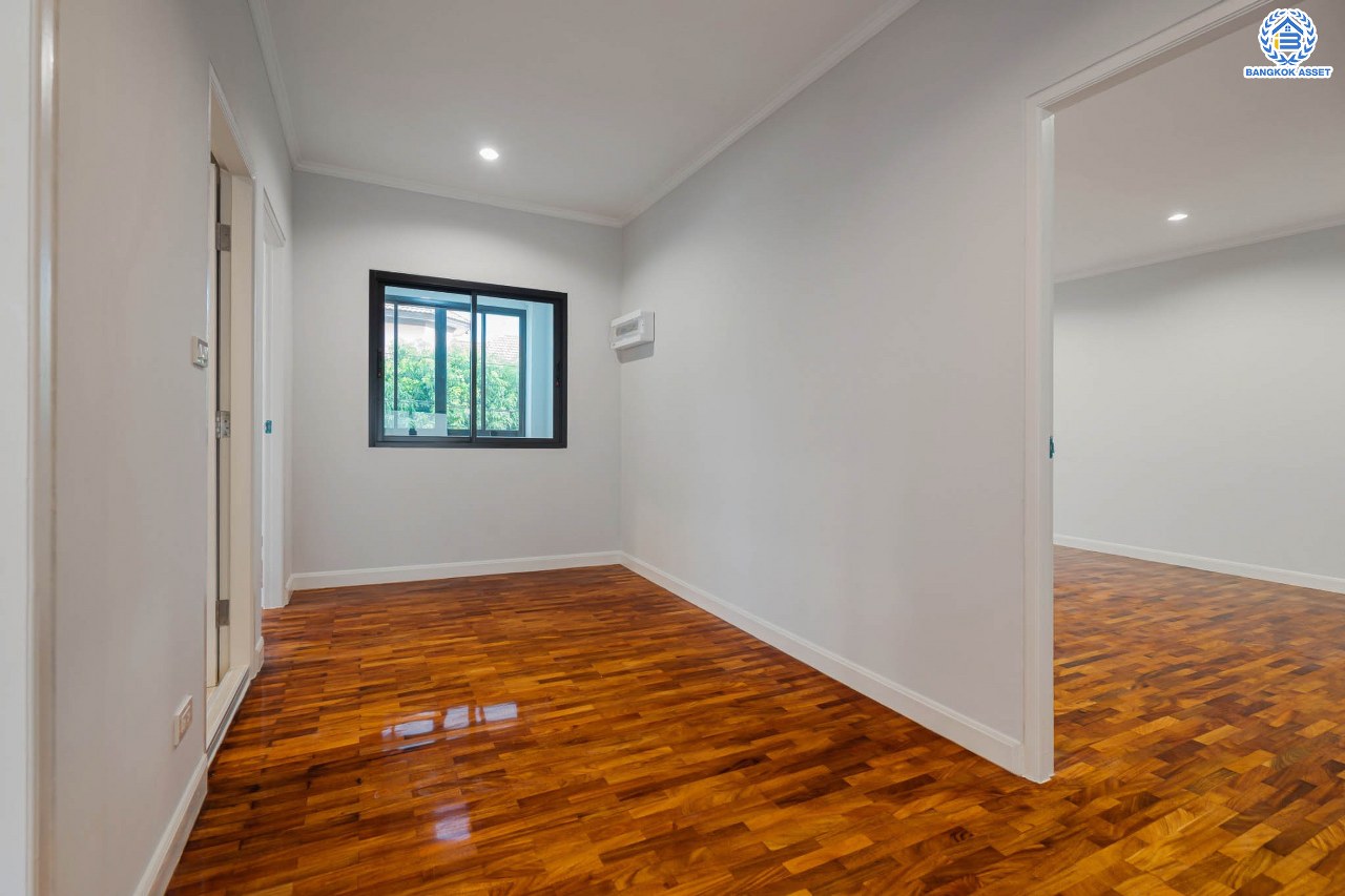 บ้านมือสองตกแต่งใหม่ ม.ภัสสร7 รัตนาธิเบศร์ พื้นที่กว้างกว่า 58.9 ตร.ว. รองรับทุกความสุข ฟังก์ชัน 3 ห้องนอน 3 ห้องน้ำ 2 ห้องอเนกประสงค์ จอดรถได้ 2 คัน บนทำเลเดินทางสะดวก ติดถนนใหญ่ ใกล้รถไฟฟ้า "สถานีบางพลู" เพียง 400 ม.